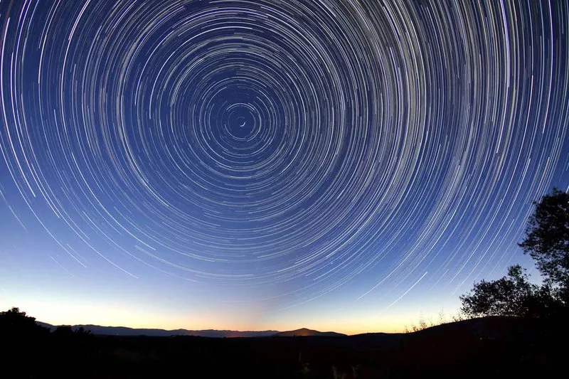 Filé d'étoiles autour de Polaris